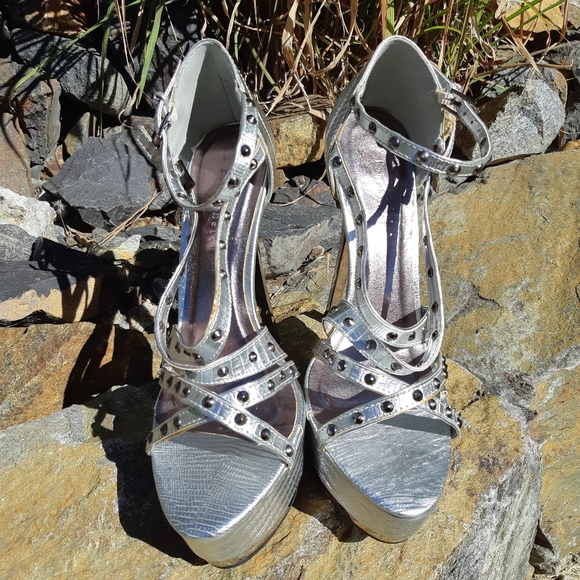 FARENHEIT Platform Strappy Sandals - Picture 2 of 10